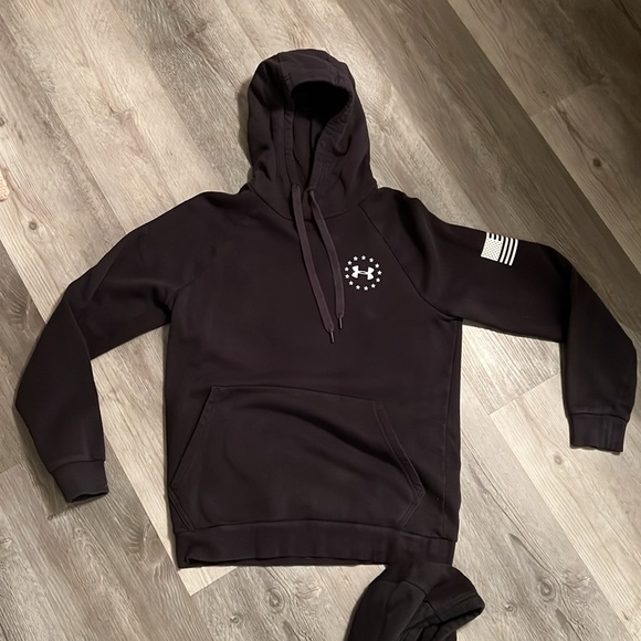 (2) Under Armour Freedom Sweatshirts - Picture 2 of 8